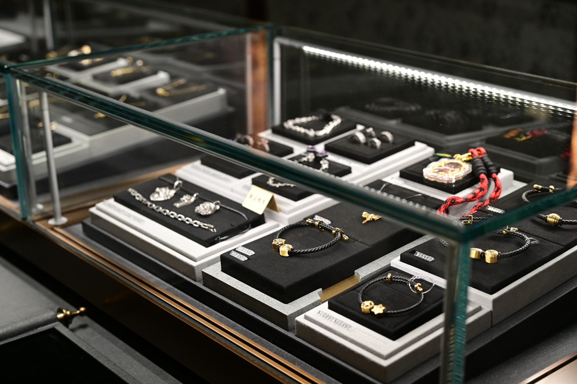 合肥银泰in77独白MONOLOGUE珠宝照明案例